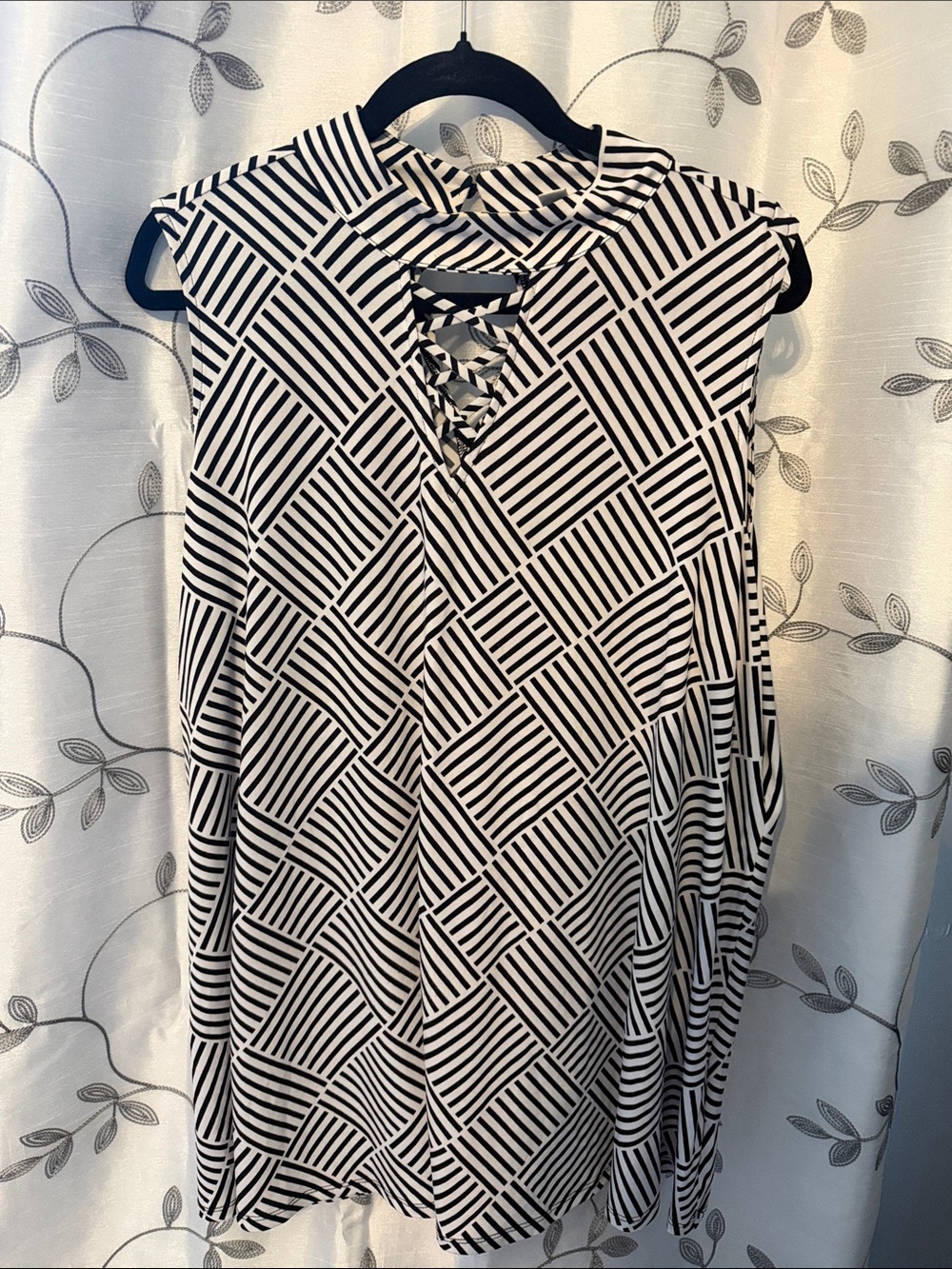 Sleeveless Black & White Geometric Lace-Up tunic
